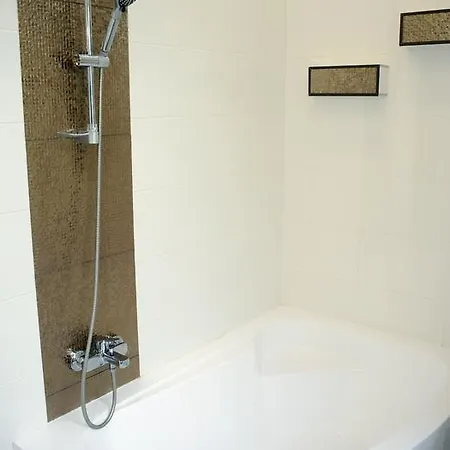 Local Chain Bridge Apartment *